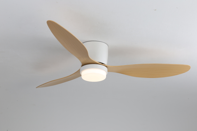 Ventilatore da soffitto intelligente con telecomando intelligente Bldc in legno massello dal design semplice da 52 pollici con luce e telecomando